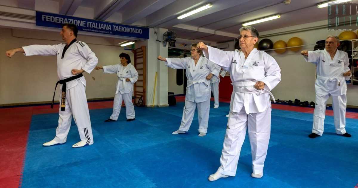 Bari, i nonni che praticano il Taekwondo: �Ci divertiamo a sferrare calci e pugni in volo�
